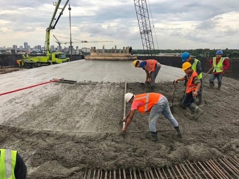 Obra civil con estructura de concreto y acero en proyecto industrial