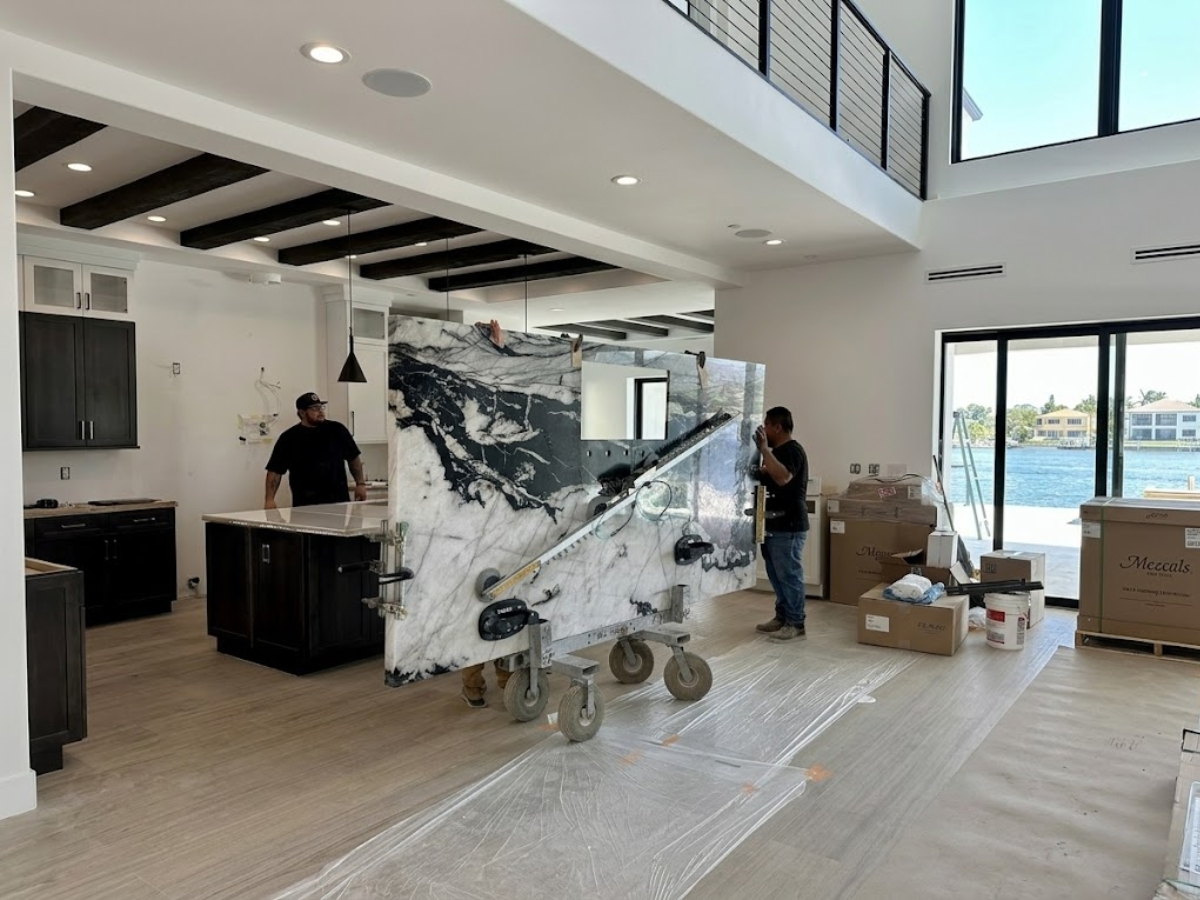 Instalación de cocina con isla de mármol en Morelos